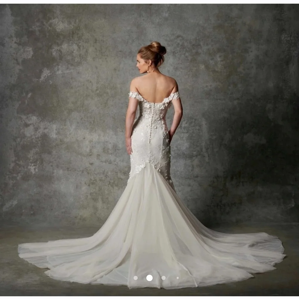 Wedding Gown- Make Me An Offer- Exquisite Floral Lace Bridal Gown. - Picture 2 of 8